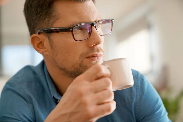 Man drinking coffee at home — Stock Photo, Image