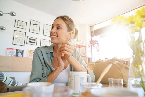 Donna in caffetteria bere — Foto Stock