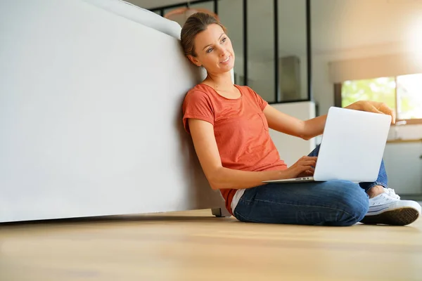 Kvinna nsluten med laptop — Stockfoto