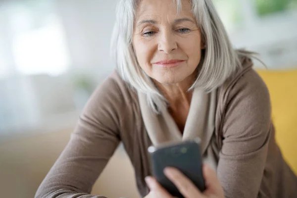 Kvinna med hjälp av smartphone — Stockfoto