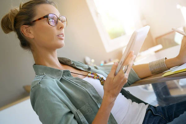 Ragazza collegata su tablet digitale — Foto Stock