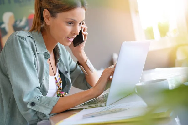 Vrouw die thuis werkt — Stockfoto