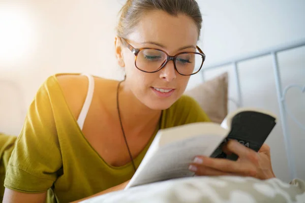 Girl  reading book — Stock Photo, Image