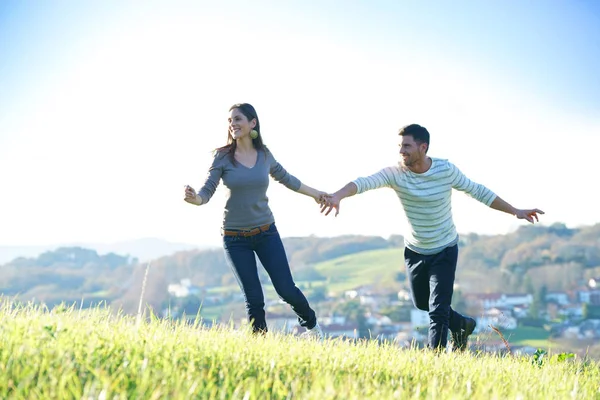 Casal caminhando no campo — Fotografia de Stock