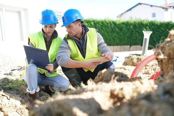 Professionals looking at digging — Stock Photo, Image