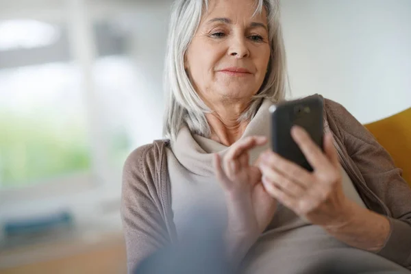 Mulher usando smartphone — Fotografia de Stock