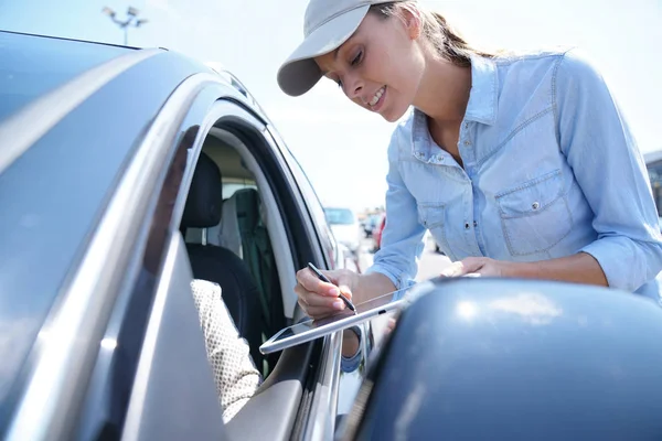 Mujer deteniendo conductor de coche —  Fotos de Stock