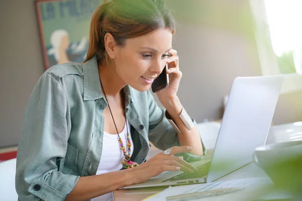 Vrouw die thuis werkt — Stockfoto