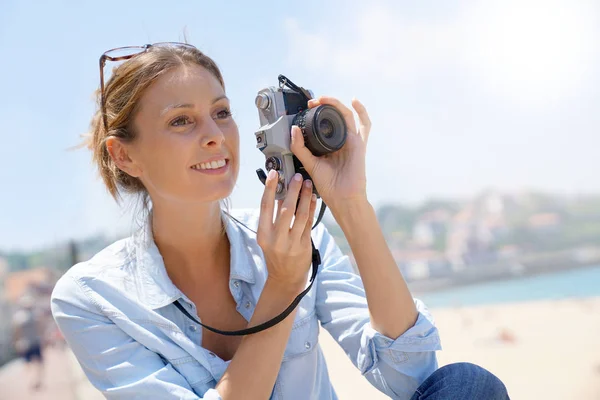 Fröhliches Mädchen beim Fotografieren — Stockfoto