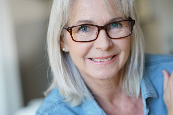 Старшая женщина в очках