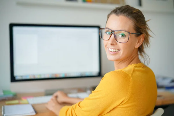Menina trabalhando no computador desktop — Fotografia de Stock