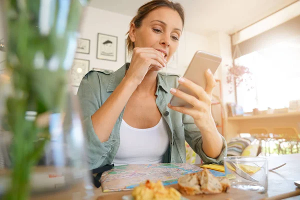 Young woman connected with smartphone — Stock Photo, Image