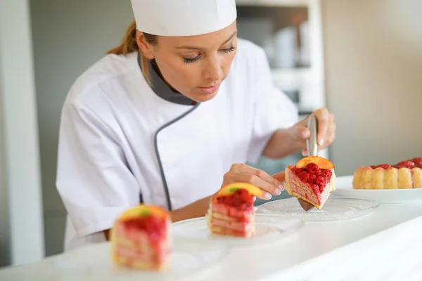 Pastry chef cutting slices — Stock Photo, Image