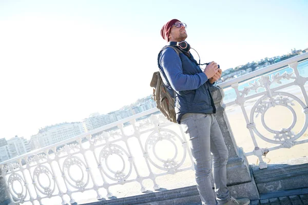 Reporter steht am Strand — Stockfoto