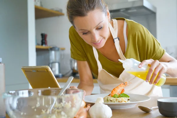 Kadın mutfakta tarifi test — Stok fotoğraf