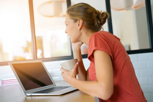 Mujer conectada con portátil — Foto de Stock