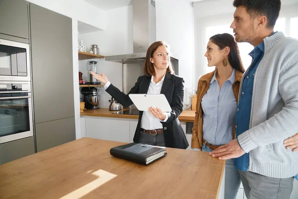 Par med agent besöker huset — Stockfoto