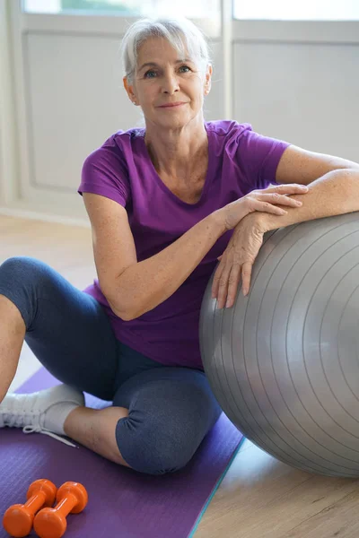 Žena sedí fitness míč — Stock fotografie