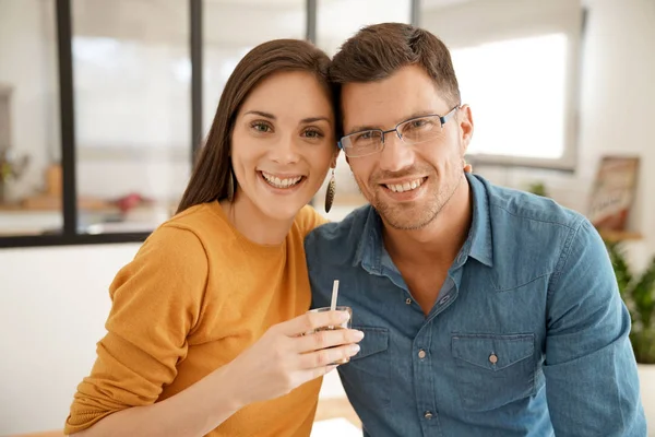 Casal alegre em casa — Fotografia de Stock