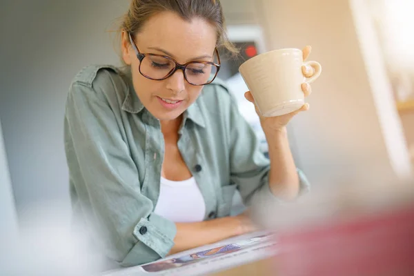 Trendy giovane donna a casa a leggere — Foto Stock