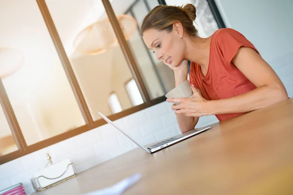 Mujer conectada con portátil — Foto de Stock