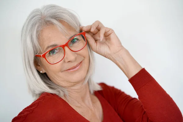 Mujer con camisa roja y gafas graduadas —  Fotos de Stock