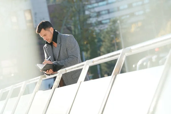 Homme d'affaires attendant à l'extérieur du bureau — Photo