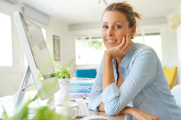 Mujer que trabaja en la computadora de escritorio —  Fotos de Stock