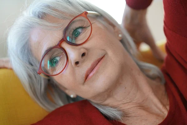 Mulher com camisola vermelha relaxante — Fotografia de Stock