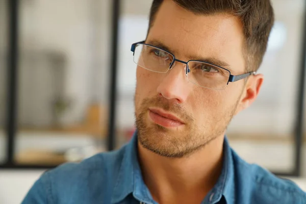Gözlük yakışıklı adam — Stok fotoğraf