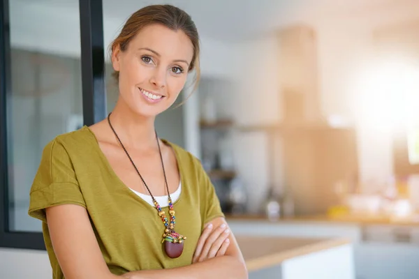 Frau steht im Wohnzimmer — Stockfoto