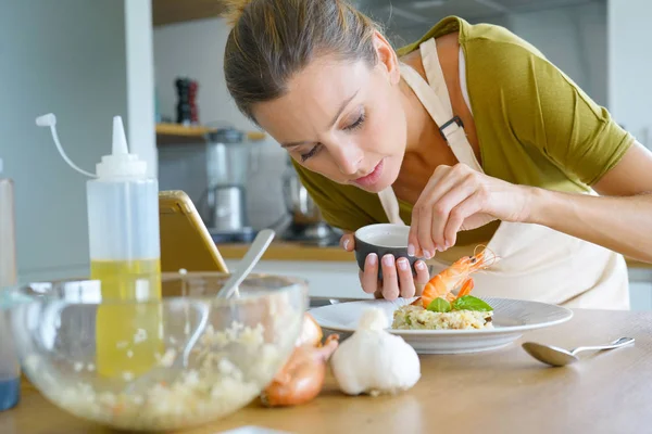 Kvinna i köket provning recept — Stockfoto