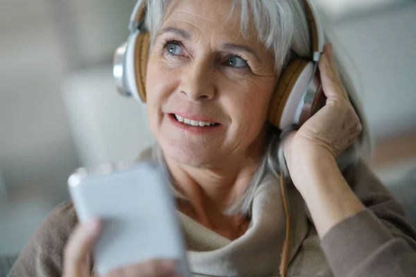 Женщина дома слушает музыку — стоковое фото