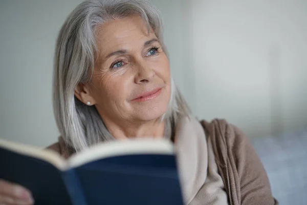 Vrouw die thuis boek leest — Stockfoto