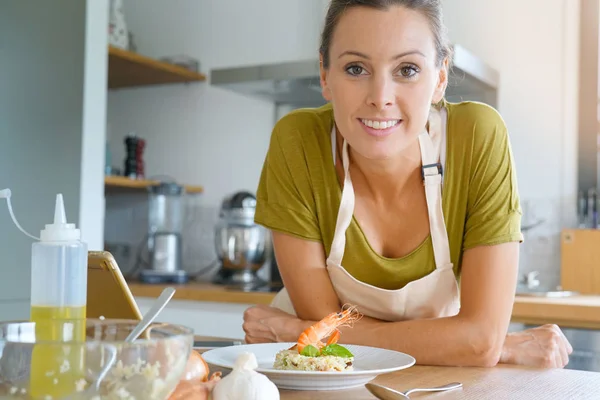 Kadın mutfakta tarifi test — Stok fotoğraf