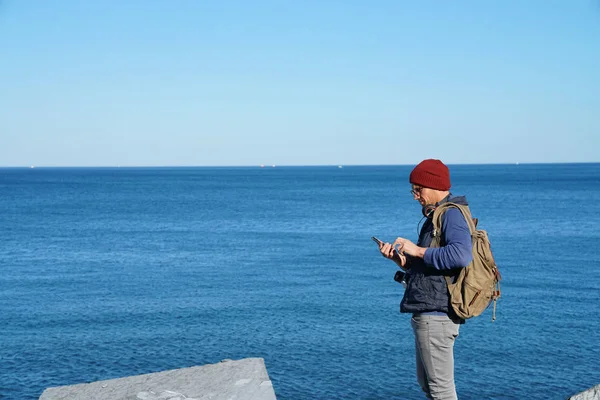 Man standing on rocks — Stock Photo, Image