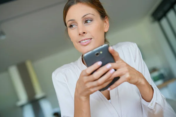 Mujer alegre enviando mensaje —  Fotos de Stock