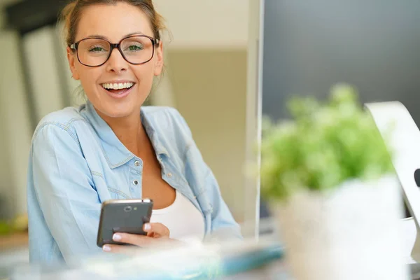 Kontorarbeider som snakker i telefon – stockfoto