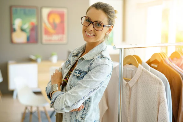 Alesperson steht im shop — Stockfoto