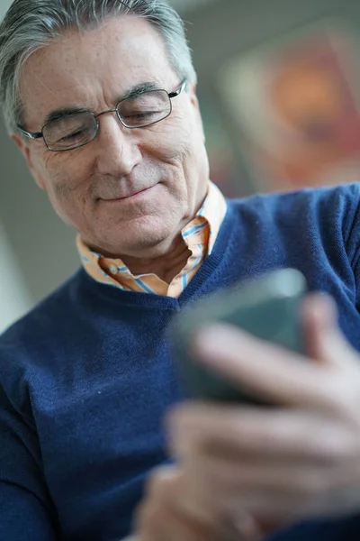 老年人使用智能手机 — 图库照片