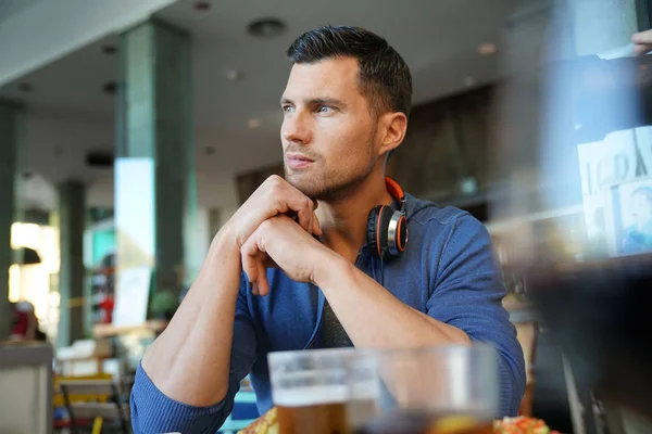 Mann sitzt in Restaurant — Stockfoto