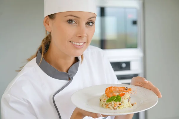 Chef apresentando prato para câmera — Fotografia de Stock