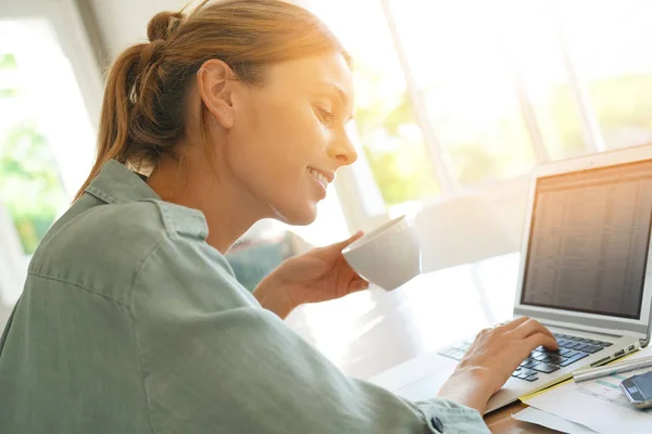 Ragazza che lavora da casa sul computer portatile — Foto Stock