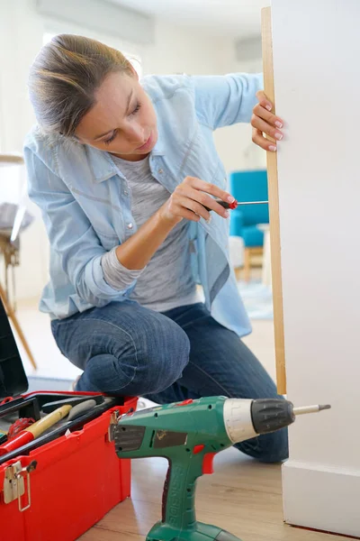 Mulher fazendo trabalho DIY — Fotografia de Stock