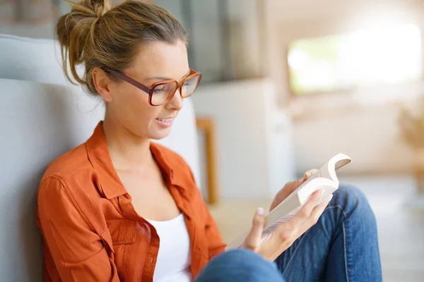 Girl with eyeglasses reading — Stock Photo, Image