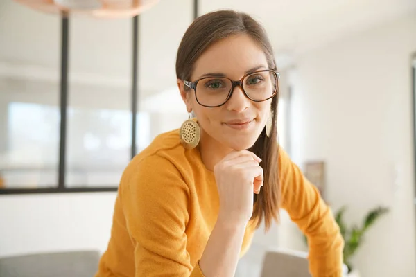 Brünettes Mädchen mit Brille — Stockfoto