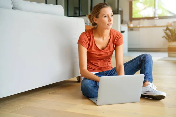 Woman onnected with laptop — Stock Photo, Image
