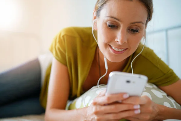 Volgens vrouw muziek beluisteren — Stockfoto