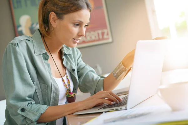 Frau arbeitet zu Hause am Laptop — Stockfoto