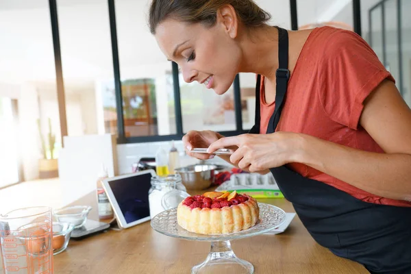 Blogger taking picture of cake — Stock Photo, Image